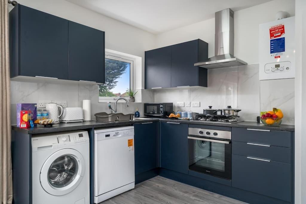 Lux 3Bed Near Wembley With Parking By Oceana Group - Sleeps 8 Apartment Harrow Bagian luar foto