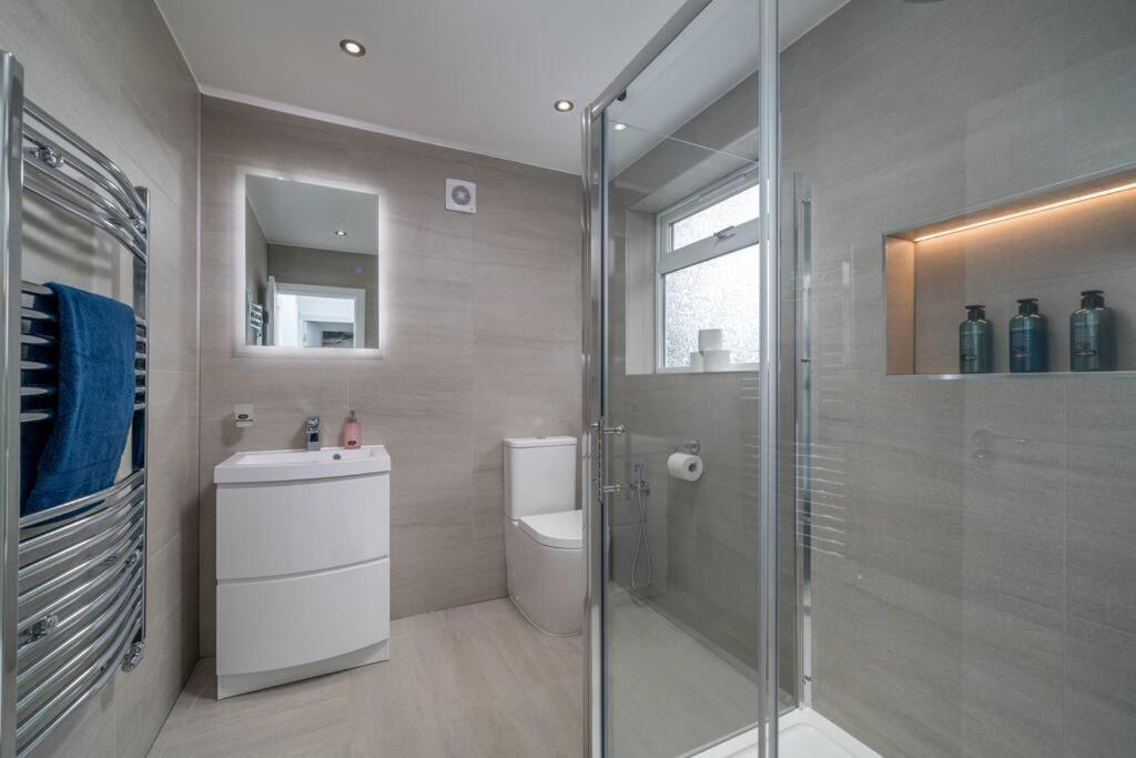 Lux 3Bed Near Wembley With Parking By Oceana Group - Sleeps 8 Apartment Harrow Bagian luar foto