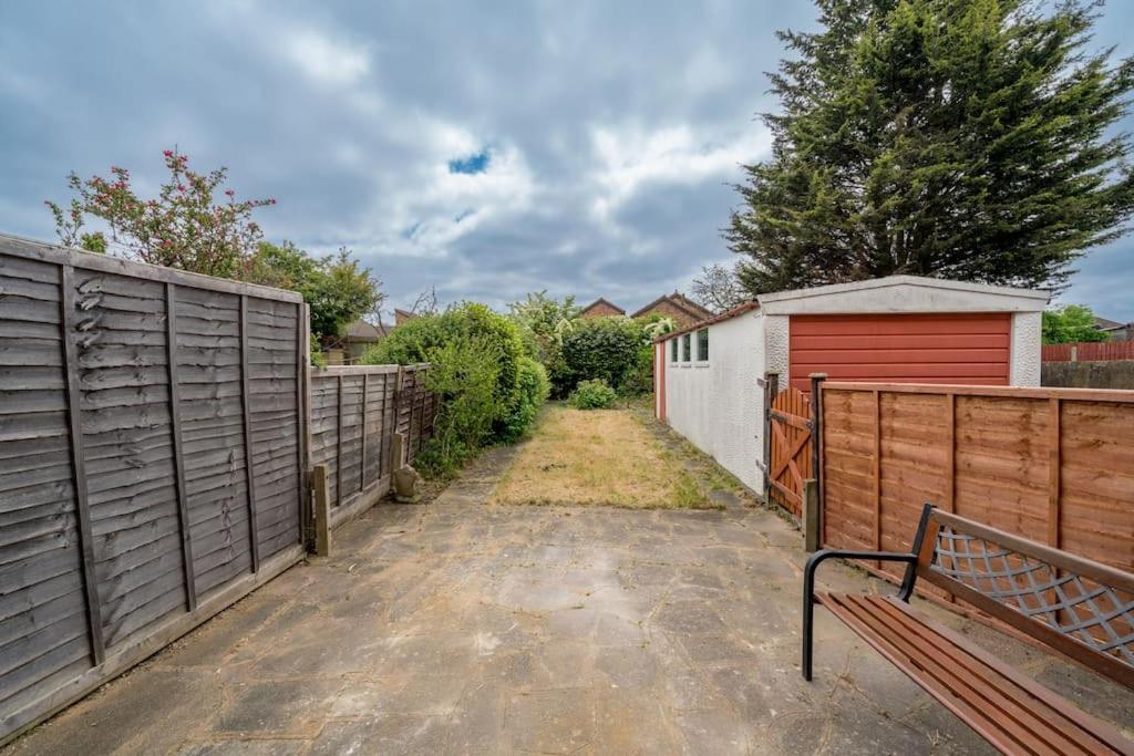 Lux 3Bed Near Wembley With Parking By Oceana Group - Sleeps 8 Apartment Harrow Bagian luar foto