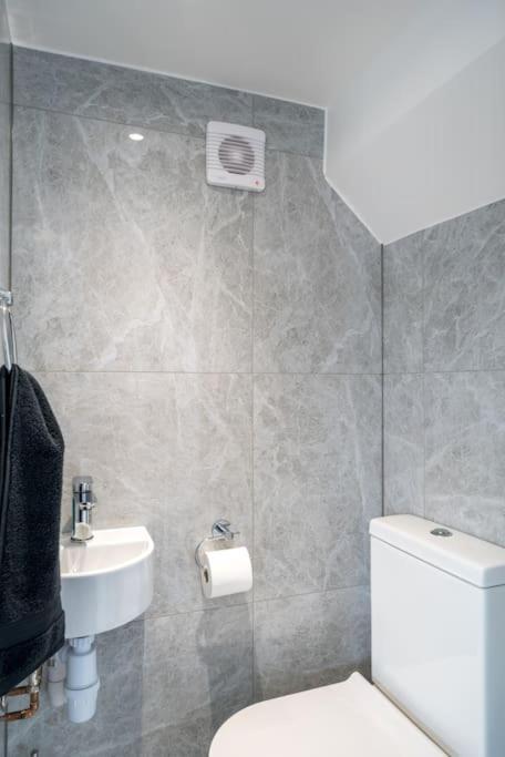 Lux 3Bed Near Wembley With Parking By Oceana Group - Sleeps 8 Apartment Harrow Bagian luar foto