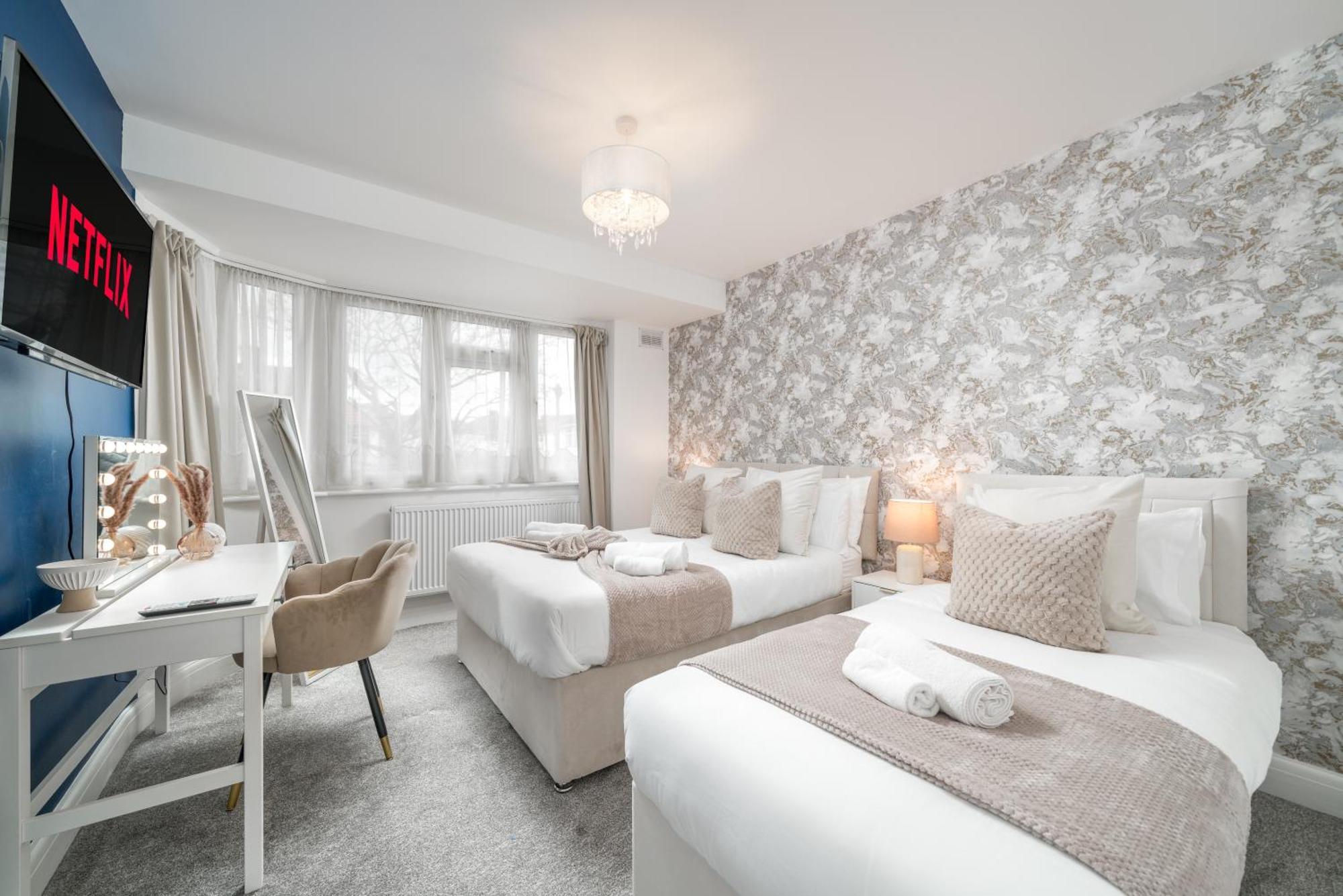 Lux 3Bed Near Wembley With Parking By Oceana Group - Sleeps 8 Apartment Harrow Bagian luar foto